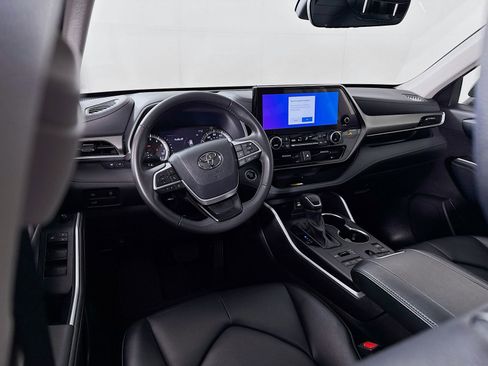 Certified 2024 Toyota Highlander XLE image 20