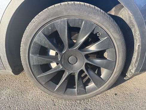 Used 2022 Tesla Model Y Long Range image 6