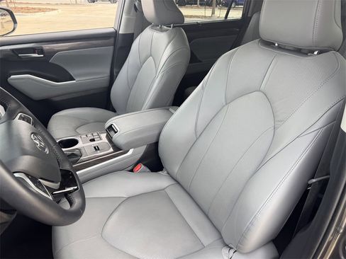 Used 2024 Toyota Highlander Limited image 25