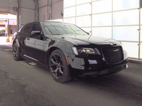 Used 2022 Chrysler 300 Touring w/ Sport Appearance Package RWD image 4