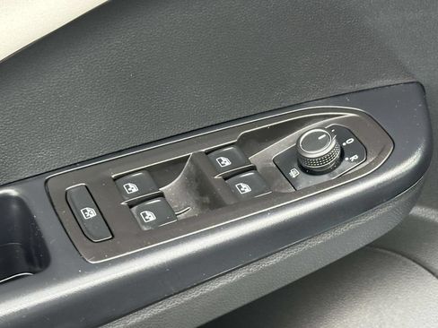 Used 2025 Volkswagen Taos SE w/ Panoramic Sunroof Package AWD/4WD image 17