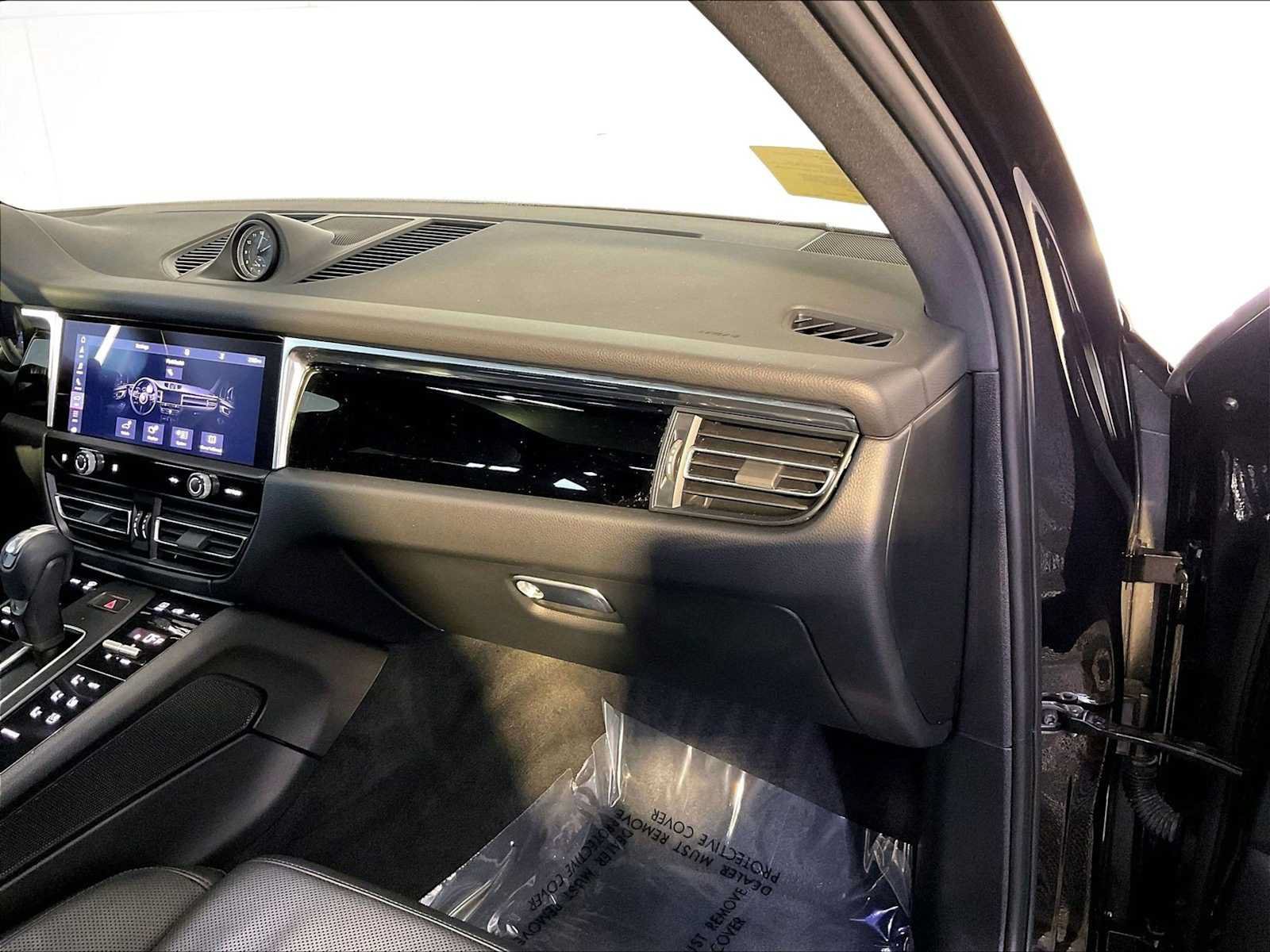 Certified 2022 Porsche Macan AWD/4WD image 22