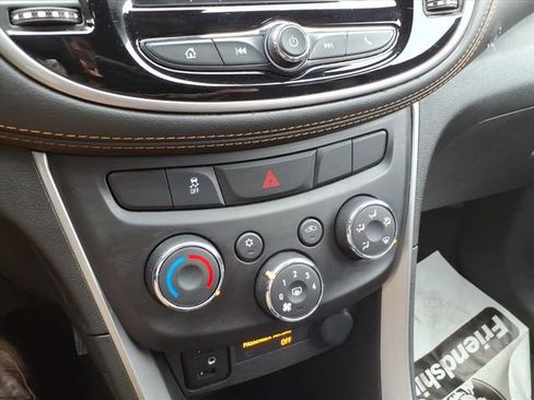 Used 2022 Chevrolet Trax LT w/ LT Convenience Package image 26