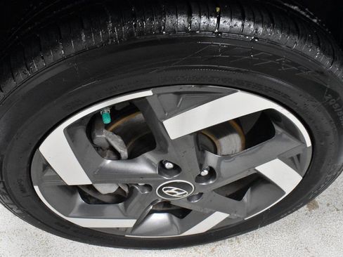 Used 2024 Hyundai Venue SEL image 9