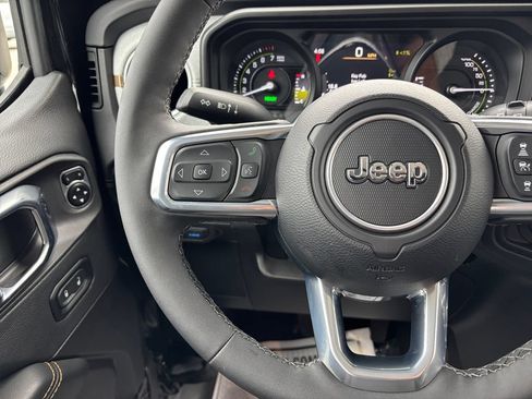 Used 2025 Jeep Wrangler Unlimited Sahara AWD/4WD image 21