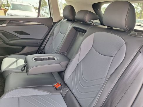 Used 2025 Volkswagen Tiguan SE FWD image 23