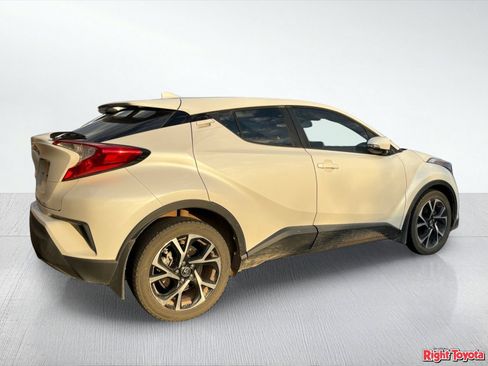 Used 2019 Toyota C-HR XLE FWD image 4
