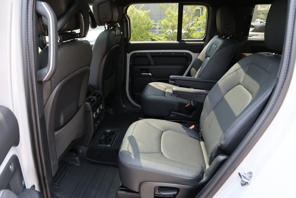 New 2026 Land Rover Defender 130 X-Dynamic SE AWD/4WD image 8