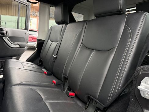 Used 2018 Jeep Wrangler Unlimited Sahara w/ Connectivity Group image 17