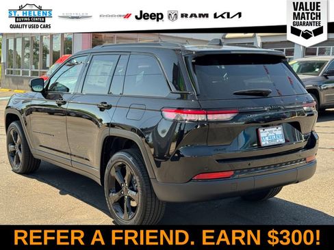 Used 2025 Jeep Grand Cherokee Altitude AWD/4WD image 4