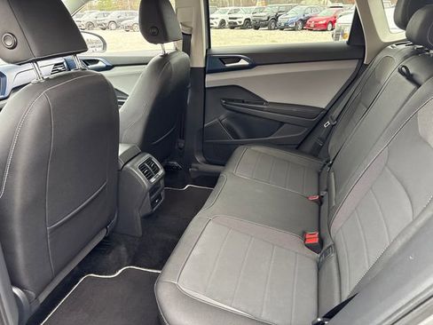 Used 2024 Volkswagen Taos SE image 17