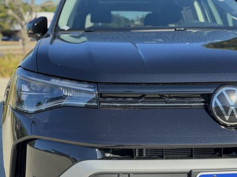 New 2025 Volkswagen Taos SE image 3