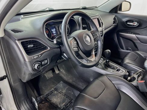 Used 2019 Jeep Cherokee Latitude Plus w/ Cold Weather Group AWD/4WD image 9