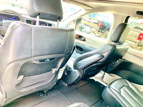 Used 2022 Chrysler Pacifica Limited FWD image 14