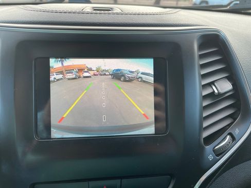 Used 2019 Jeep Cherokee Latitude w/ Popular Appearance Group FWD image 18