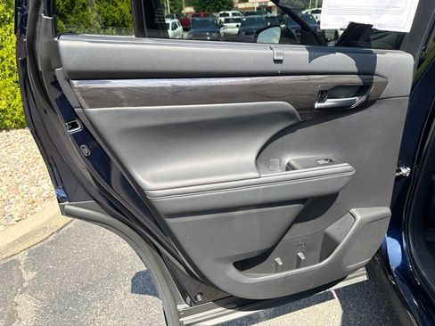 Used 2025 Toyota Highlander Platinum AWD/4WD image 18