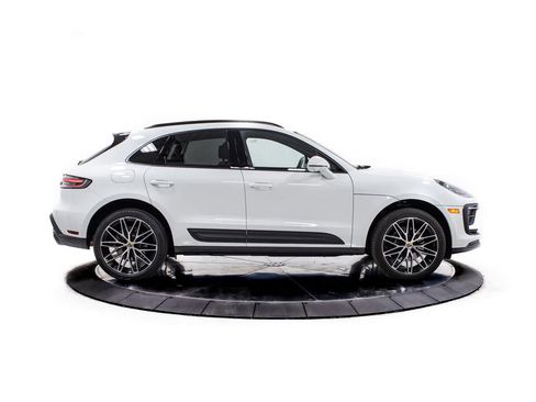 Certified 2026 Porsche Macan AWD/4WD image 8