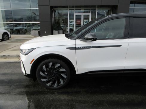 Used 2025 Lincoln Nautilus Reserve image 2