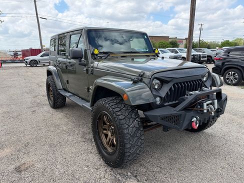 Used 2015 Jeep Wrangler Unlimited Sahara w/ Trailer Tow Group AWD/4WD image 9