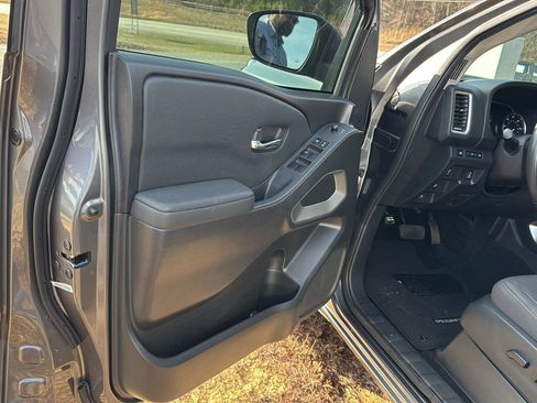Used 2022 Nissan Frontier SV image 14
