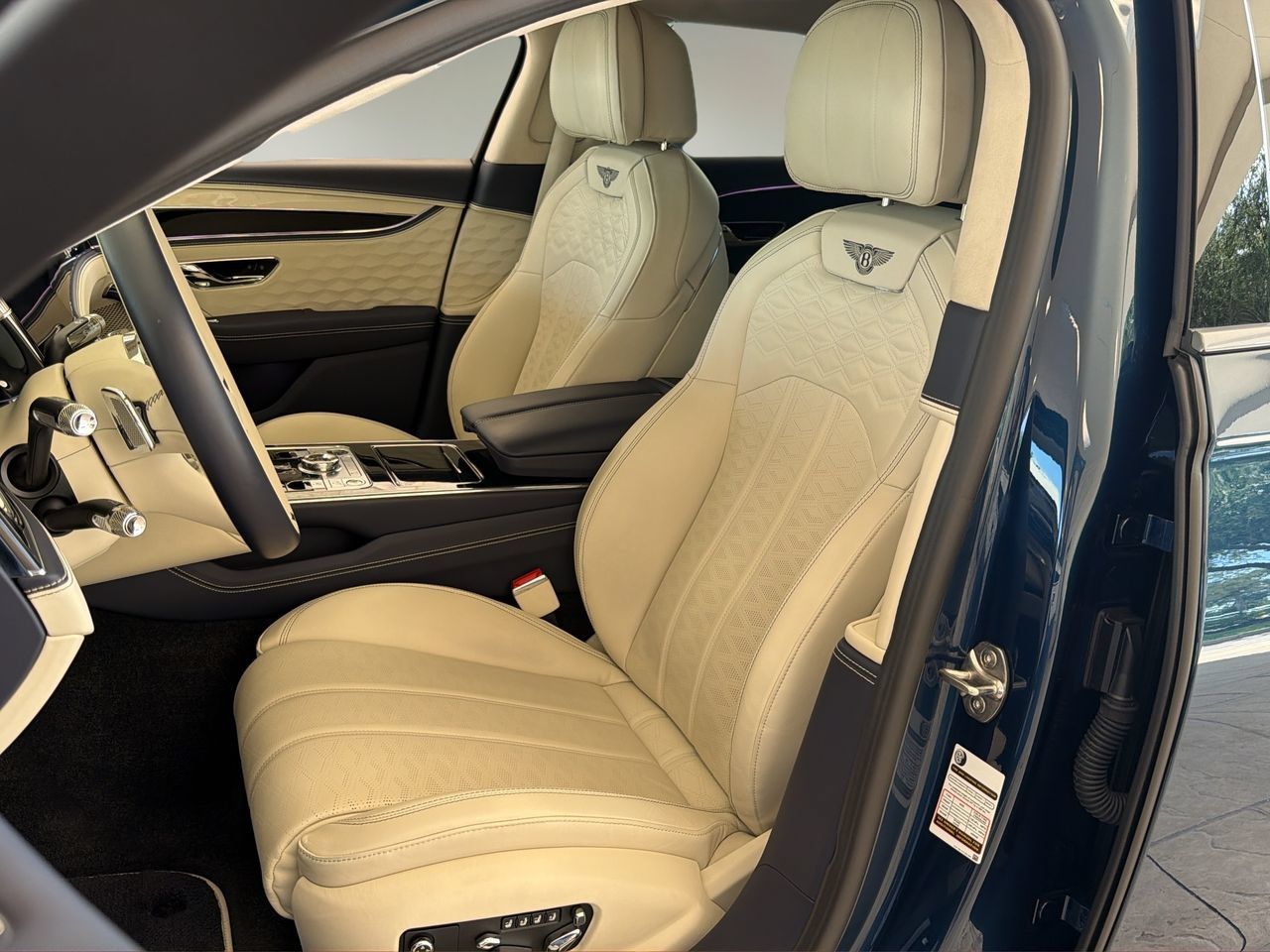 Used 2025 Bentley Flying Spur Plug-In Hybrid AWD/4WD image 19