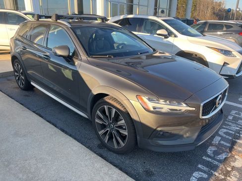 Used 2021 Volvo V60 T5 Cross Country w/ Lounge Package image 6