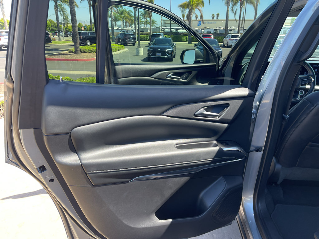 Used 2025 Chevrolet Traverse LT FWD image 9