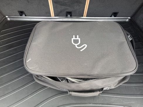 Used 2022 Porsche Cayenne Platinum Edition image 16