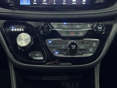 Used 2025 Chrysler Pacifica Limited FWD image 44