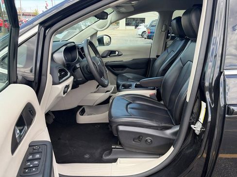 Used 2023 Chrysler Pacifica Touring-L FWD image 18