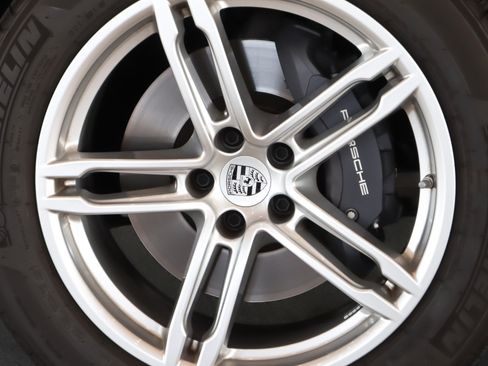 Certified 2026 Porsche Macan AWD/4WD image 13