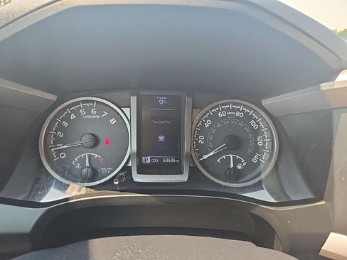 Used 2019 Toyota Tacoma SR5 AWD/4WD image 16
