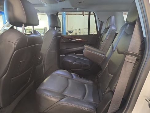 Used 2019 Cadillac Escalade Luxury RWD image 5