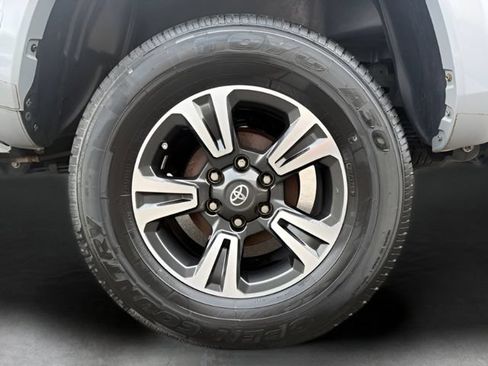 Used 2019 Toyota Tacoma TRD Sport AWD/4WD image 32