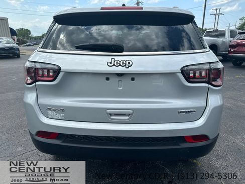 Used 2024 Jeep Compass Latitude AWD/4WD image 4
