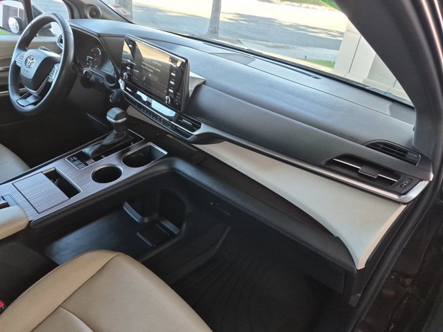 Used 2022 Toyota Sienna XLE w/ XLE Plus Package FWD image 6