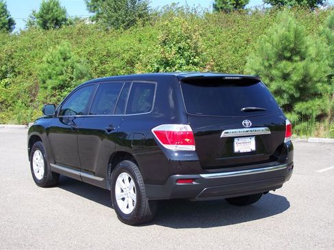 Used 2013 Toyota Highlander FWD image 2