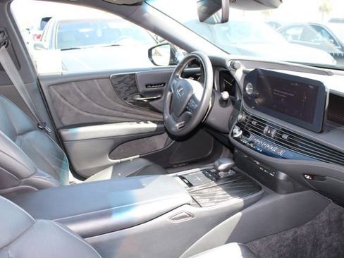 Certified 2022 Lexus LS 500 w/ Accessory Package (Z2) RWD image 5