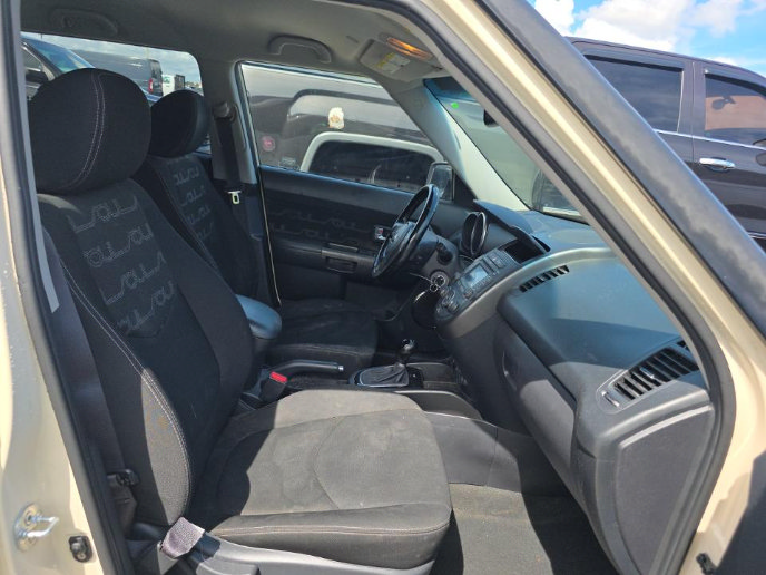 Used 2013 Kia Soul + w/ Audio Pkg FWD image 9