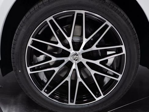 Certified 2025 Porsche Macan image 11