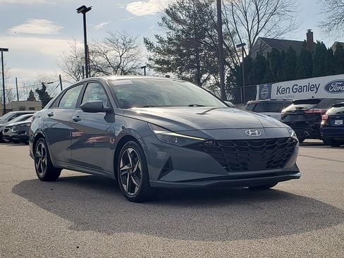 Used 2023 Hyundai Elantra SEL w/ Convenience Package image 3