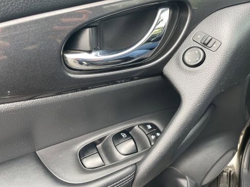 Used 2017 Nissan Rogue S AWD/4WD image 18