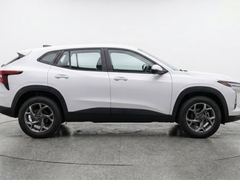 Used 2025 Chevrolet Trax LT w/ LT Convenience Package FWD image 11