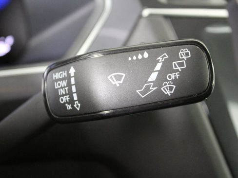 Used 2023 Volkswagen Tiguan SE w/ Panoramic Sunroof Package image 30