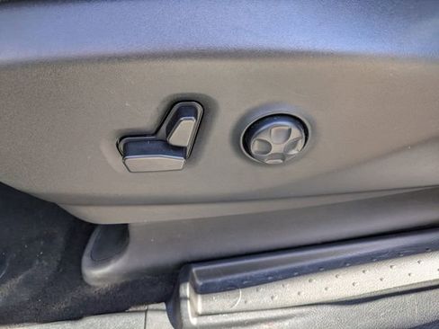 Used 2025 Chrysler Pacifica Limited image 23