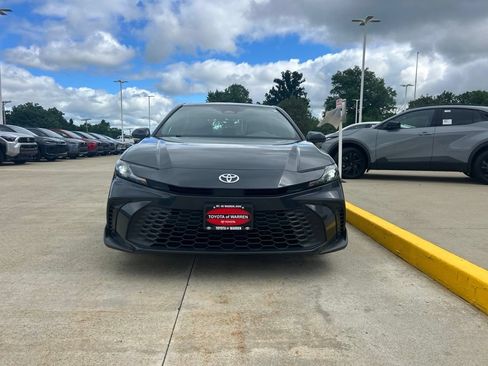 Used 2025 Toyota Camry SE FWD image 2
