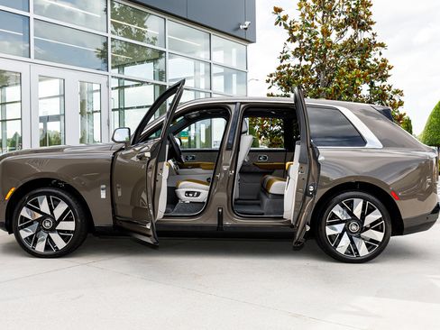 Certified 2025 Rolls-Royce Cullinan AWD/4WD image 32