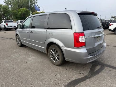 Used 2015 Chrysler Town & Country S FWD image 8