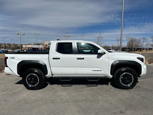 Used 2025 Toyota Tacoma TRD Off-Road image 9