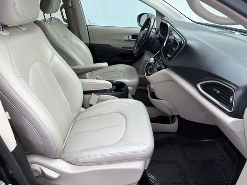 Used 2018 Chrysler Pacifica Touring-L image 18